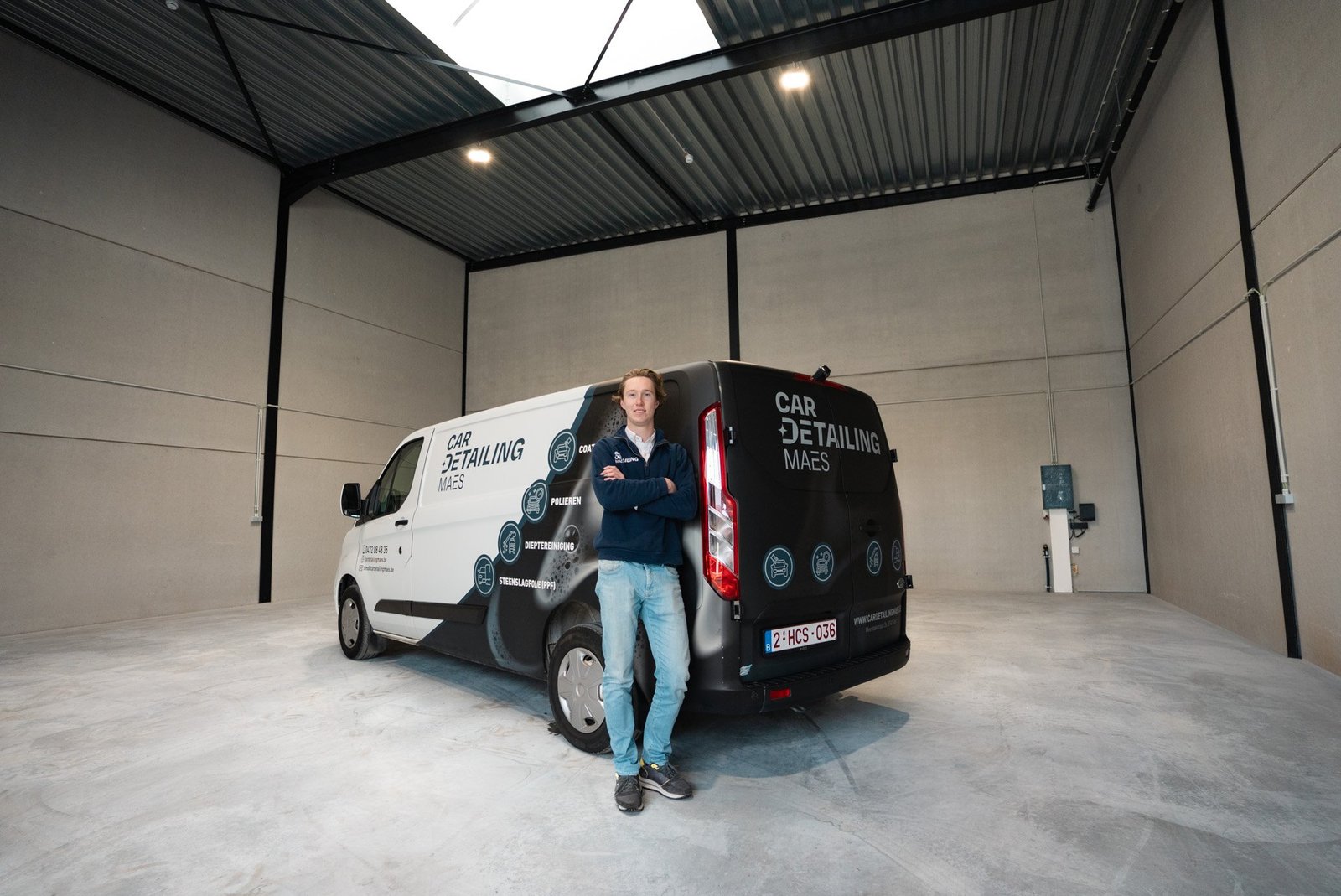 Timo Maes voor de bestelwagen van Car Detailing Maes